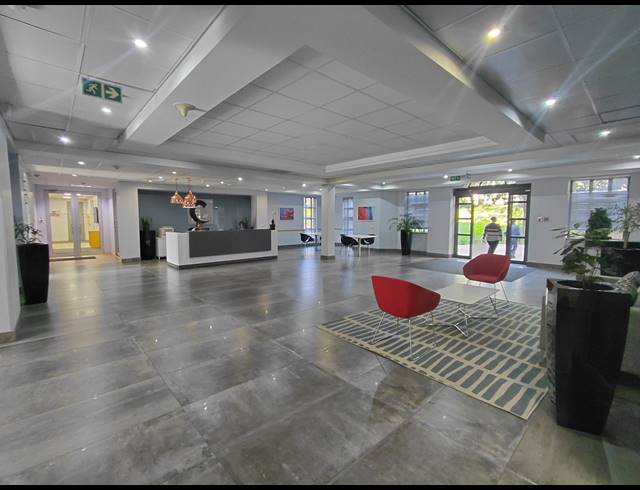 112M² OFFICE TO LET IN BRYANSTON